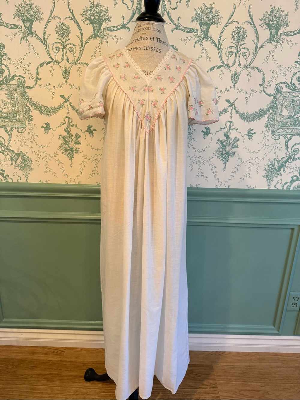 Vintage 70s Gilligan & O’Malley Floral Embroidered Floor Length Nightgown Dress